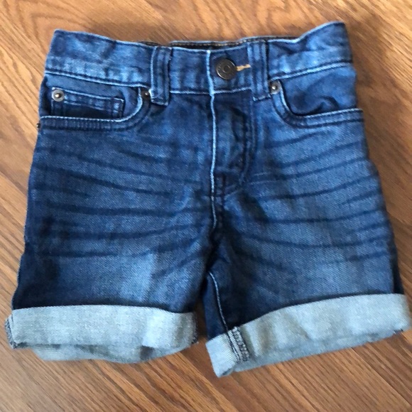 Cat & Jack Other - PRE-OWNED GIRLS SHORTS SIZE 2 T. IN EXCELLENT CONDITION. SMOKE FREE HOME.